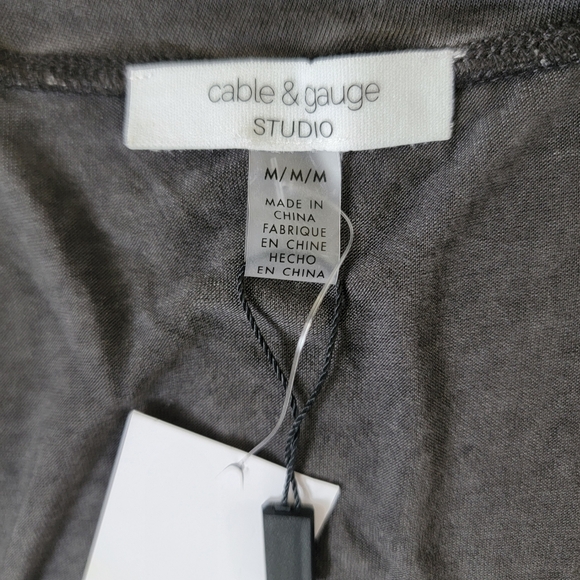 Cable & Gauge V-Neck Pocket Tee, Distressed Charcoal, Women's Size Medium - Picture 9 of 10